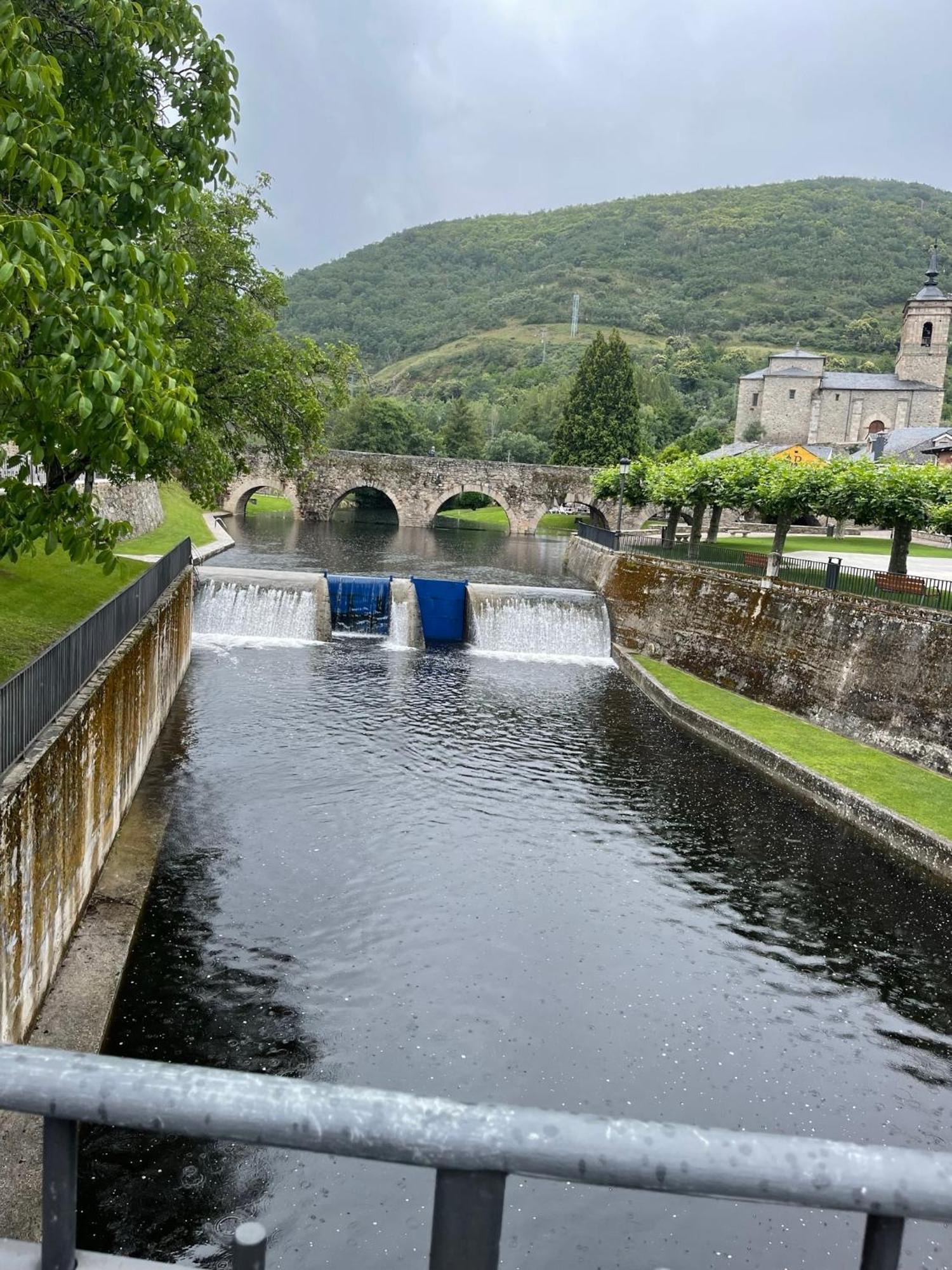The Way Hotel Molinaseca Bagian luar foto
